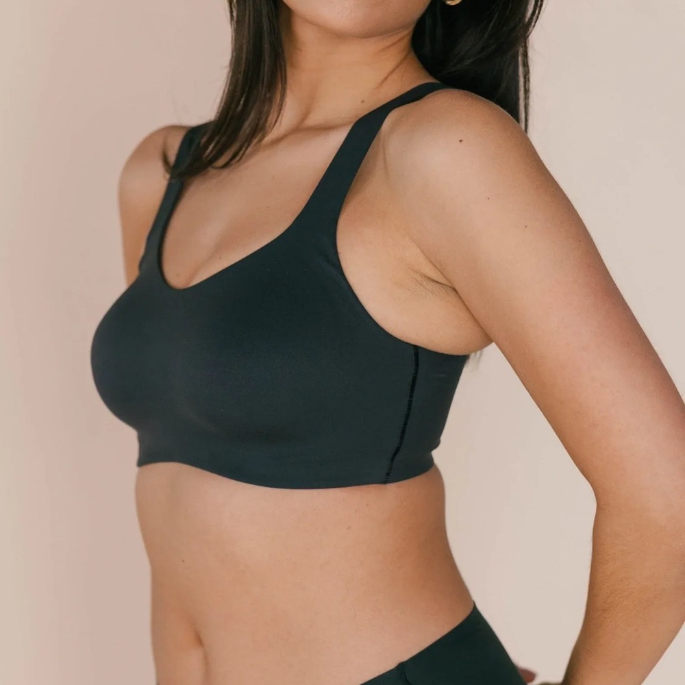 Huug Daily Embrace Pullover Bralette Black Wireless Padded Stretch Comfy-Large